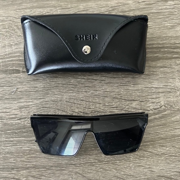 SHEIN Black Rectangular Sunglasses with Case - Picture 1 of 3